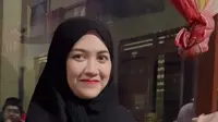 Tak hanya itu, Happy Asmara diketahui ikut meramaikan acara Sholawatan. Penampilan pelantun lagu “Ngopi Maszeh” itu bikin pangling saat mengenakan hijab syari dan gamis panjang. Saat mengenakan pakaian serba hitam ini, Happy Asmara seketika jadi sorotan peserta Sholawatan. (Liputan6.com/IG/happy_asmara77)