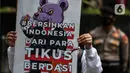 Massa dari gerakan #BersihkanIndonesia melakukan aksi damai di depan Gedung KPK Merah Putih, Jakarta, (9/11/2021). Aksi tersebut menyerukan bangkitnya semangat muda dan kepahlawanan untuk membawa Indonesia dari situasi multi-krisis yang salah satu pangkalnya adalah korupsi. (Liputan6.com/JohanTallo)