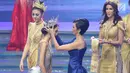 Passion Jewelry Airyn Tanu merapikan mahkota yang dikenakan Nadia Purwoko dari Bengkulu sebagai Miss Grand Indonesia 2018 di JCC Jakarta, Sabtu (21/7). Nadia berhak atas Mahkota The Heart of Indonesia senila Rp 3 miliar. (Liputan6.com/Angga Yuniar)