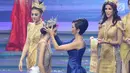 Passion Jewelry Airyn Tanu merapikan mahkota yang dikenakan Nadia Purwoko dari Bengkulu sebagai Miss Grand Indonesia 2018 di JCC Jakarta, Sabtu (21/7). Nadia berhak atas Mahkota The Heart of Indonesia senila Rp 3 miliar. (Liputan6.com/Angga Yuniar)