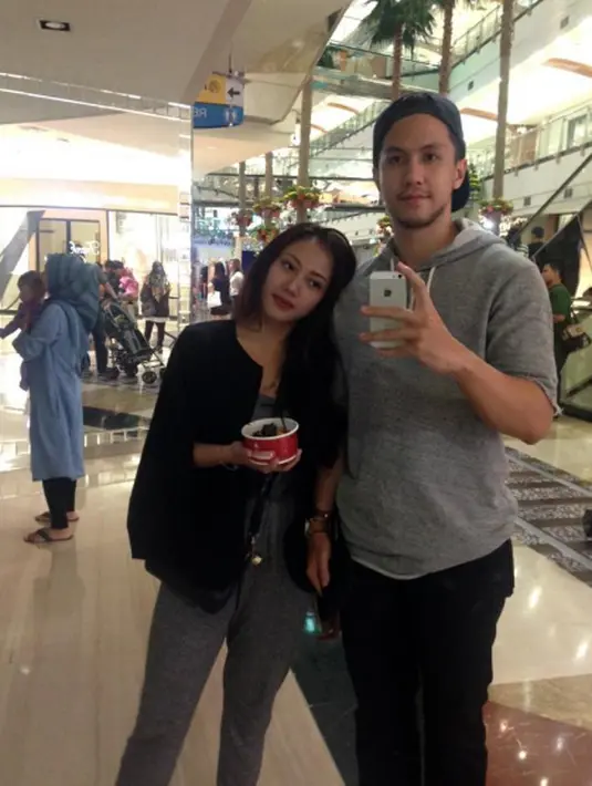 Dalam laman profil Suci Patia, ia menjalin kasih dengan Bagas Nurcahyo. Kemesraan juga terlihat dari foto-foto di akun facebook keduanya yang tampil serasi. (Facebook/ bagas.nurcahyo.75)