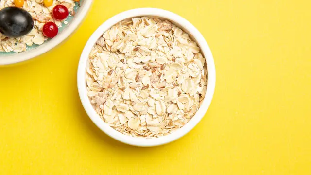 3. Coconut Oil & Oatmeal [Dok/freepik.com]