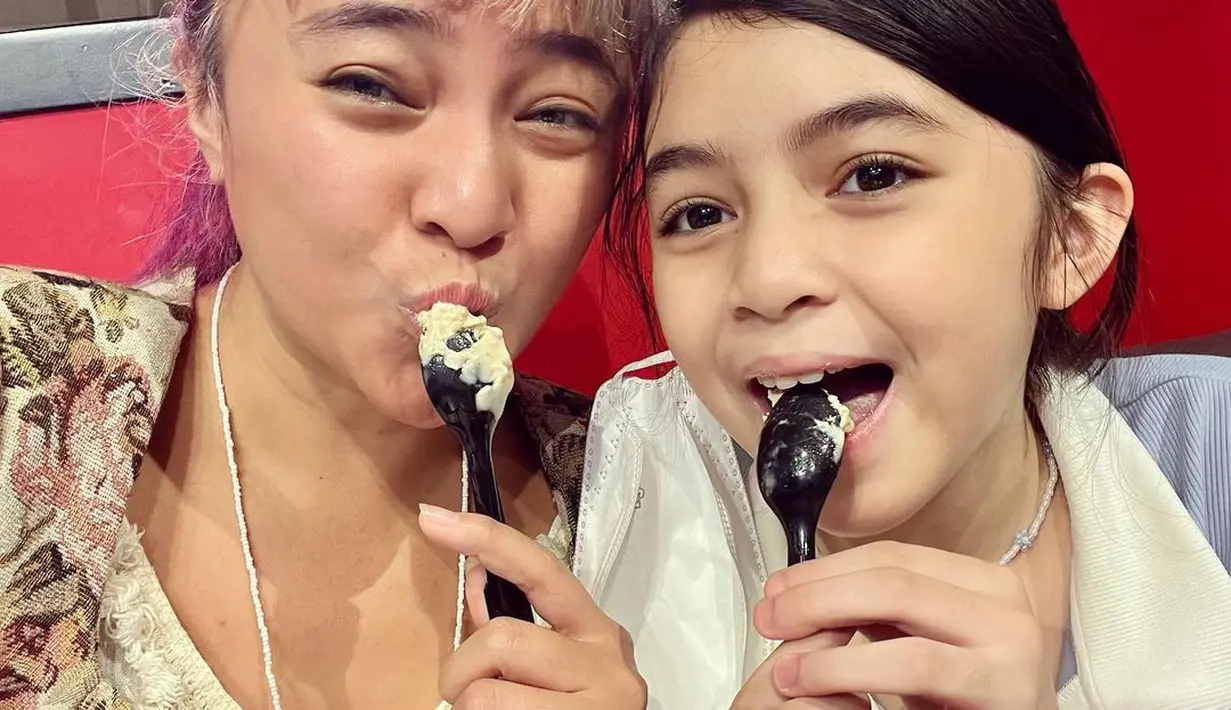 Menikmati momen bersama, Marshanda kembali berfoto selfie dengan Sienna. Walau dengan warna rambut berbeda, keduanya tampak bak kembar yang sama-sama cantik memesona. Foto: Instagram.