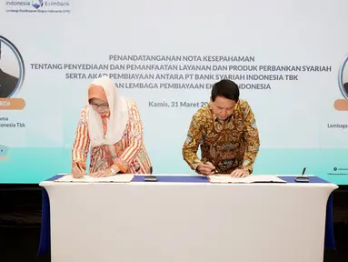 Direktur Utama PT Bank Syariah Indonesia Tbk (BSI) Hery Gunardi (kanan) dan Direktur Eksekutif Lembaga Pembiayaan Ekspor Indonesia Rijani Tirtoso (kiri) menandatangani nota kesepahaman mengenai penyediaan dan pemanfaatan layanan & produk perbankan syariah di Jakarta, (31/03/2022). (Liputan6.com/BSI)
