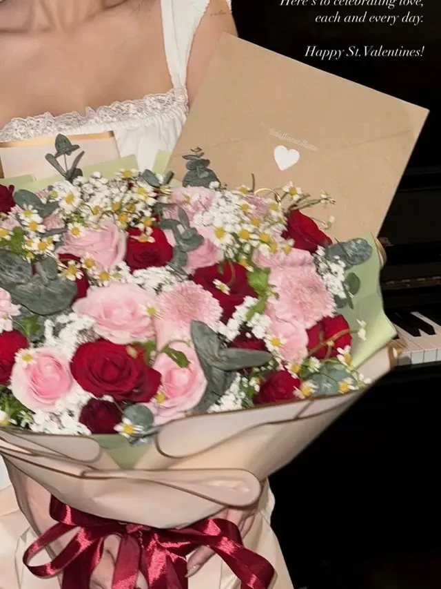 Gaya Ariel Tatum Saat Terima Buket Bunga Valentine dari Daffa Wardhana