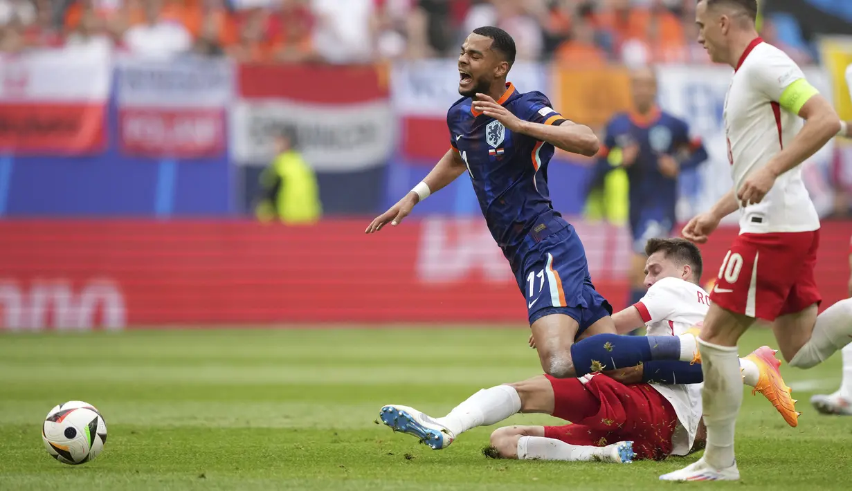 Striker Timnas Belanda, Cody Gakpo (kiri) terjatuh setelah ditekel gelandang Timnas Polandia, Taras Romanczuk pada laga Grup D Euro 2024 di Volksparkstadion, Hamburg, Jerman, Minggu (16/6/2024). (AP Photo/Ebrahim Noroozi)