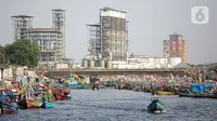 Aktivitas masyarakat di kawasan Cilincing, Jakarta, Selasa (2/8/2021). Lembaga Antariksa Amerika Serikat (NASA) memperkirakan wilayah Jakarta bagian Utara akan tenggelam akibat kenaikan permukaan air laut imbas pemanasan global dan pencairan lapisan es. (Liputan6.com/Faizal Fanani)