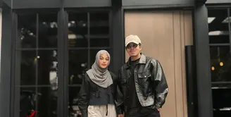 Hijab meleyot tersebut dipadukan dengan blus panjang serta loose pants yang kian memberi impresi tubuh ramping. [@aurelie.hermansyah].