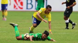 Penyerang Persegres Gresik United, Komarudin (atas) terjatuh saat berebut bola dengan pemain Bhayangkara FC pada lanjutan Liga 1 di Stadion Patriot Candrabhaga, Bekasi, Minggu (7/5). Bhayangkara FC unggul 2-1. (Liputan6.com/Helmi Fithriansyah)