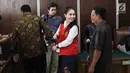 Terdakwa kasus narkoba Jennifer Dunn usai menjalani sidang lanjutan di PN Jakarta Selatan, Kamis (24/5). Aktris cantik 28 tahun ini dituntut 8 bulan penjara dikurangi masa tahanan. (Liputan6.com/Faizal Fanani)