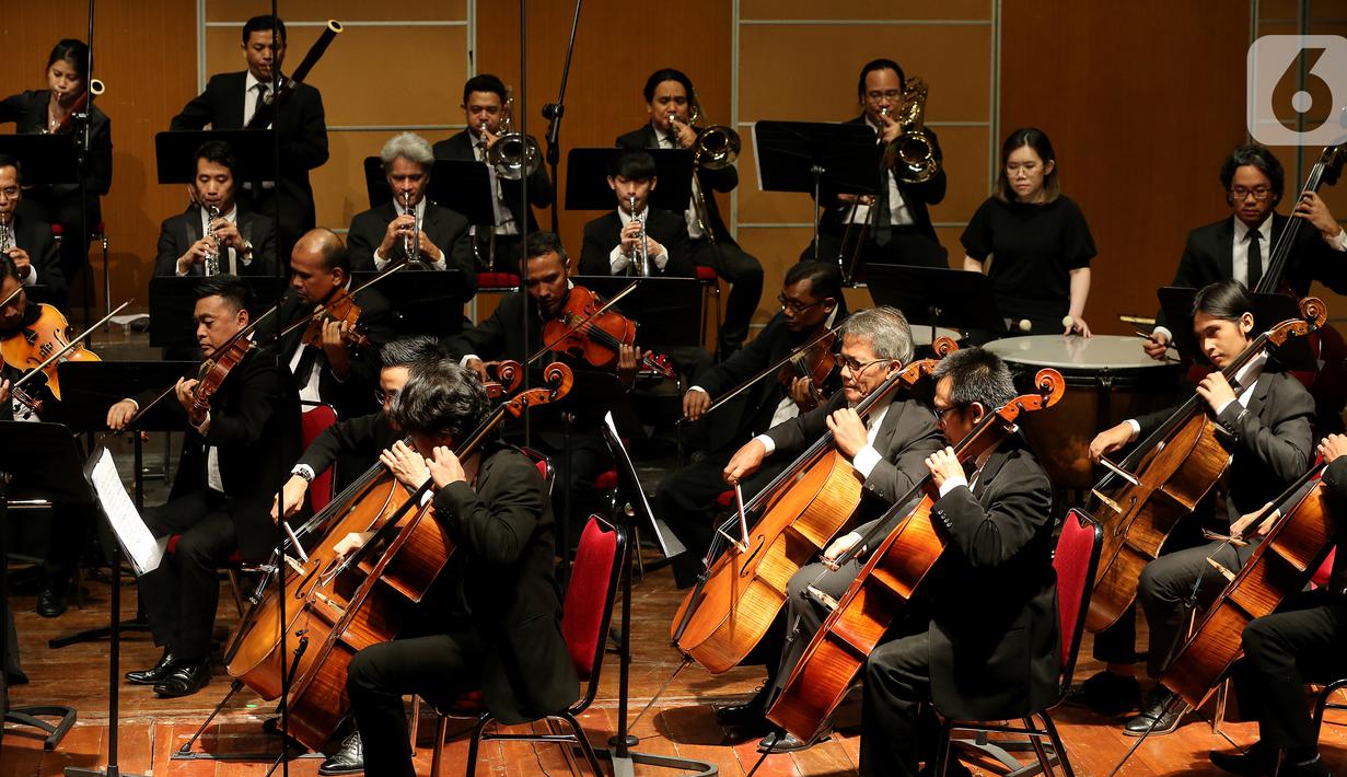 Sebuah konser klasik Love, God, and My Home dipersembahkan Jakarta Concert Orchestra (JCO) tampil di Usmar Ismail Hall, Jakarta, Miggu (6/10/2019). JCO tampil membawakan karya musik orkestra standar seperti overture, simfoni, konserto, simfoni puitis, dan simfoni vokal. (Liputan6.com/Fery Pradolo)