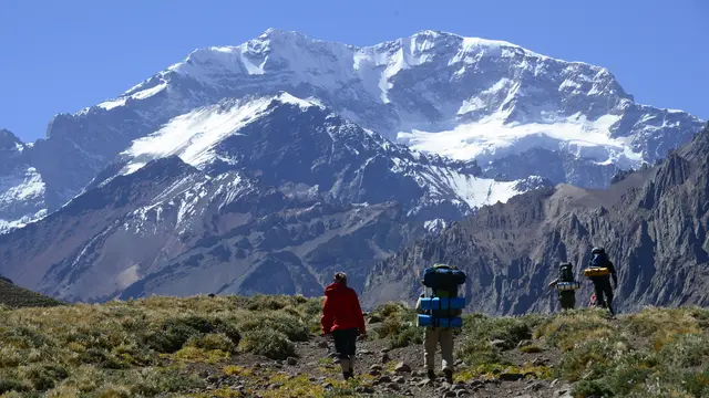 Wisatawan mengamati gunung Aconcagua (latar belakang) di Argentina pada tanggal 2 Februari 2013. (Dok: AFP/DANIEL GARCIA)