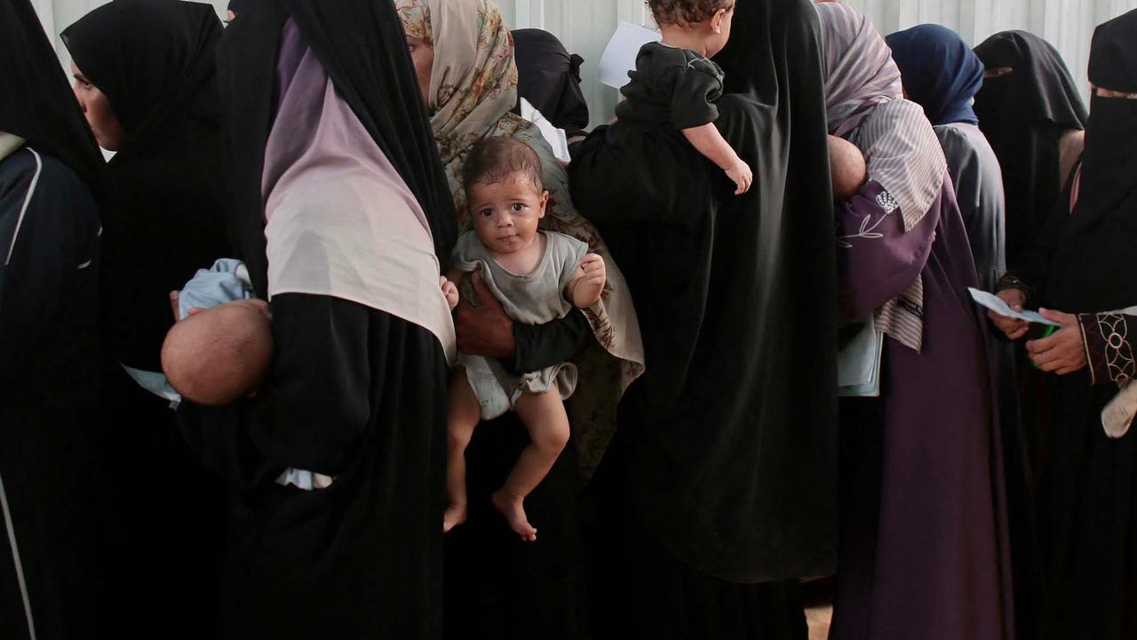 FOTO: Di Tengah Aturan Baru Israel, Warga Gaza Antre Perawatan di Posko Medis LSM Lokal