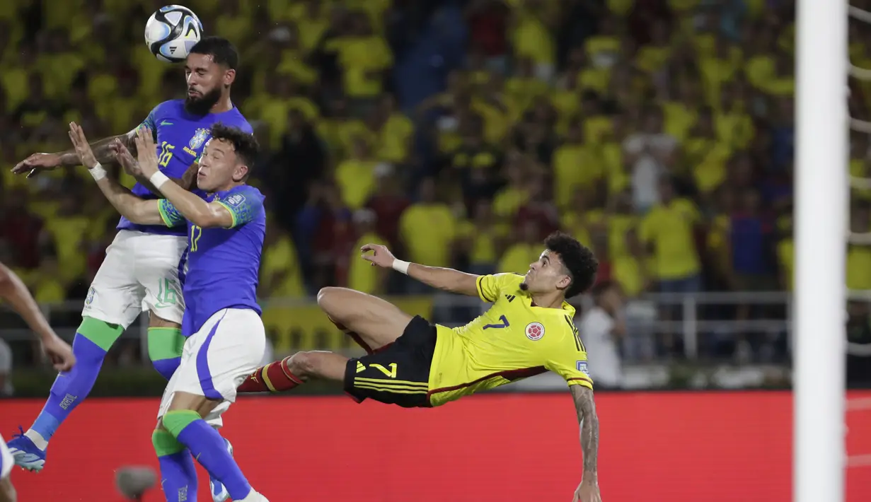 Striker Timnas Kolombia, Luis Diaz (kanan) bersiap melepaskan tendangan di belakang dua pemain Timnas Brasil pada laga lanjutan Kualifikasi Piala Dunia 2026 Zona Conmebol di Melendez Stadium, Barranquilla, Kolombia, Jumat (17/11/2023) pagi WIB. (AP Photo/Ivan Valencia)