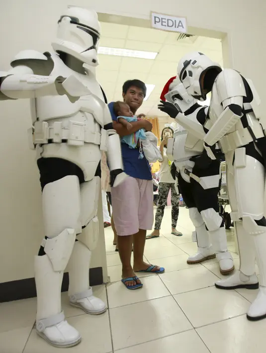 Sejumlah orang berpakaian karakter Star Wars saat menghibur bayi yang sedang dirawat disalah satu rumah sakit yang berada di Manila, Filipina, (6/12). Kegiatan mereka menghibur para pasien yang ada dirumah sakit tersebut. (REUTERS/Romeo Ranoco)
