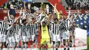 Para pemain Juventus meluapkan kegembiraan usai merebut gelar juara Coppa Italia 2020-2021 pada laga final melawan Atalanta di Stadion Mapei, Kamis (20/5/2021) dinihari WIB. Juventus semakin menegaskan diri sebagai raja Coppa Italia dengan koleksi 14 gelar juara. (AP Photo/Antonio Calanni)