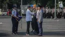 Menteri Perhubungan Budi Karya memberikan plakat kepada petugas saat apel persiapan pengamanan dan angkutan lebaran 2019 di Stasiun Gambir, Jakarta, Minggu (26/5/2019). Hal itu terbukti bahwa penjualan tiket kereta api untuk perjalanan H-7 hingga H+7 sudah laku terjual. (Liputan6.com/Faizal Fanani)
