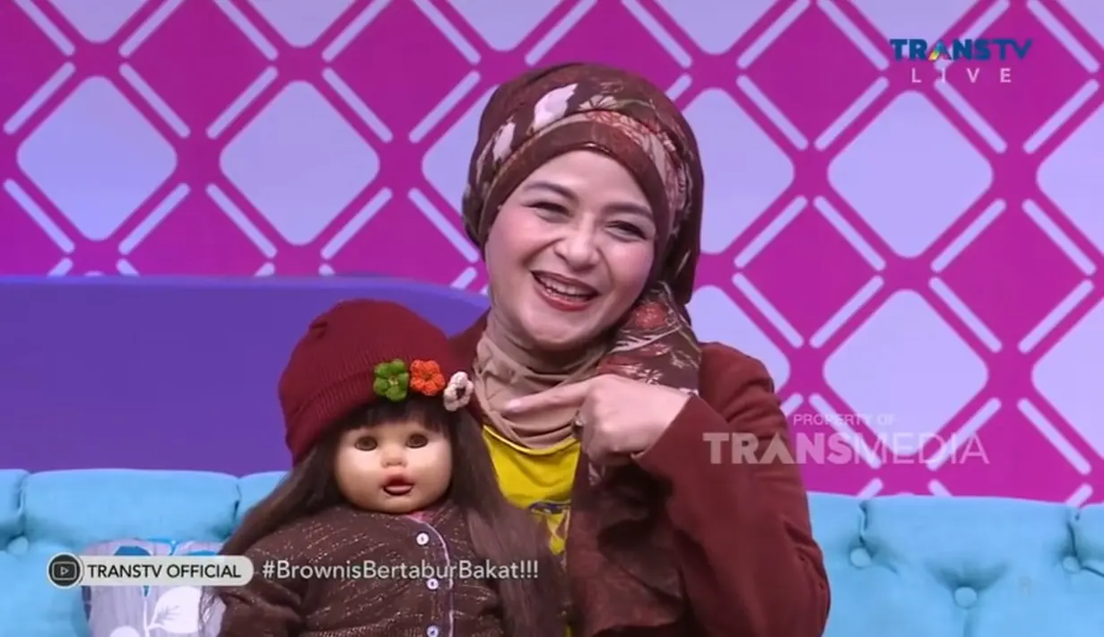 Ria Enes dan Boneka Susan (Youtube/TRANS TV Official)