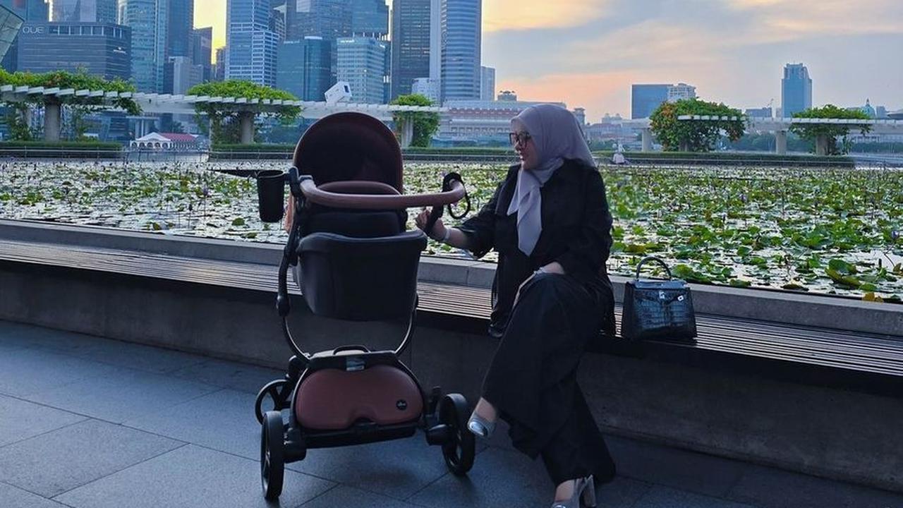 8 Potret Syahrini Rayakan Usia Putrinya yang Sudah Masuki Bulan ke-3 dengan Jalan-Jalan, Kini Tenteng Buku Parenting Tebal Kemana-Mana