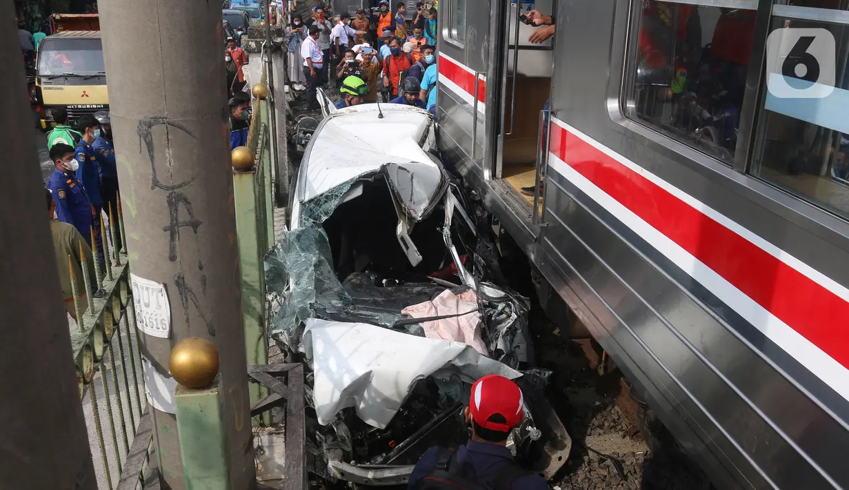 Kondisi mobil Honda Mobilio yang tertabrak KRL Commuterline KA 1077 (Bogor-Jakarta Kota) di kawasan Rawageni, Ratu Jaya, Cipayung, Depok, Jawa Barat, Rabu (20/4/2022). Pengemudi kendaraan dibawa ke rumah sakit. (merdeka.com/Arie Basuki)