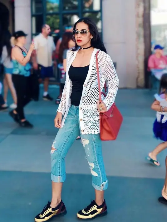 Meski bukan ABG, Diah tetap update perkembangan fashion masa kini. Ibu 2 anak ini memadukan tank top, brukat cardigan dan ripped jeans. Aksesori kalung choker pun bikin tampilannya makin trendy. (Instagram/dps_diahpermatasari).