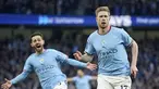 Pemain Manchester City Kevin De Bruyne (kanan) merayakan dengan Bernardo Silva setelah mencetak gol pembuka pada pertandingan sepak bola Liga Inggris antara Manchester City dan Arsenal di Etihad Stadium, Manchester, Inggris, Rabu (26/4/2023). (AP Photo/Dave Thompson)