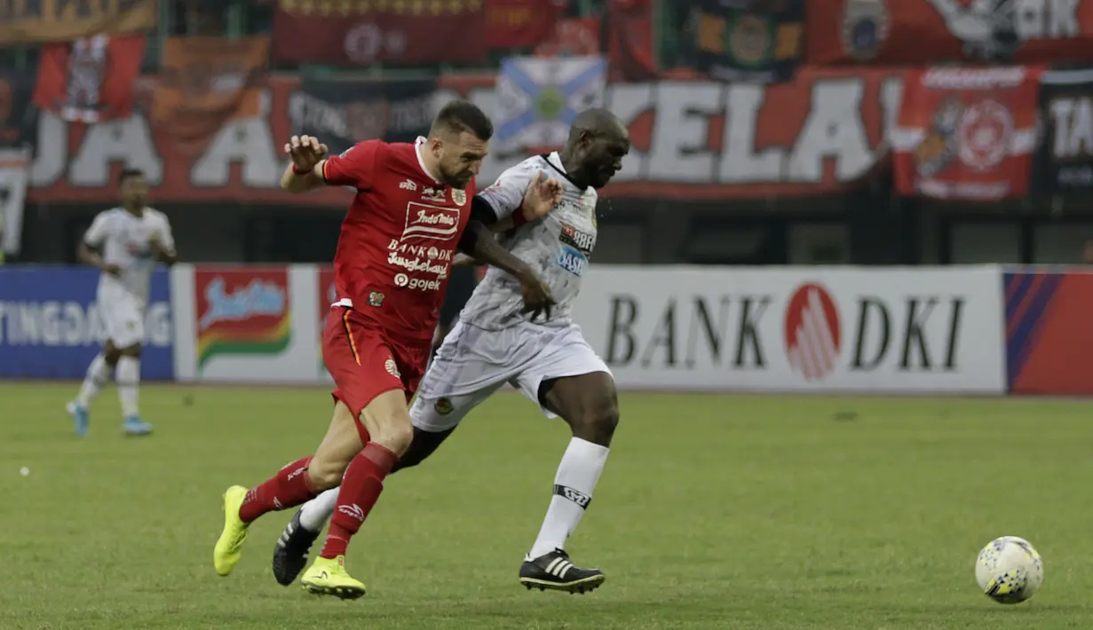Striker Persija Jakarta, Marko Simic, berebut bola dengan pemain Tira Persikabo pada laga Shopee Liga 1 di Stadion Patriot Chandrabhaga, Bekasi, Minggu (3/11). Persija menang 2-0 atas Tira Persikabo. (Bola.com/Yoppy Renato)