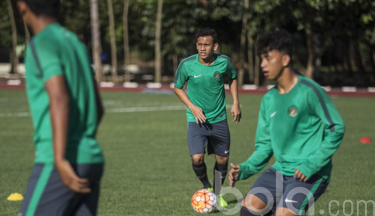 Gelandang Timnas Indonesia U-19, Egi Maulana, menggiring bola saat mengikuti latihan. Pesepak bola terbaik di ajang Gothia Cup ini merupakan salah satu pemain yang diharapkan mampu bersinar. (Bola.com/Vitalis Yogi Trisna)