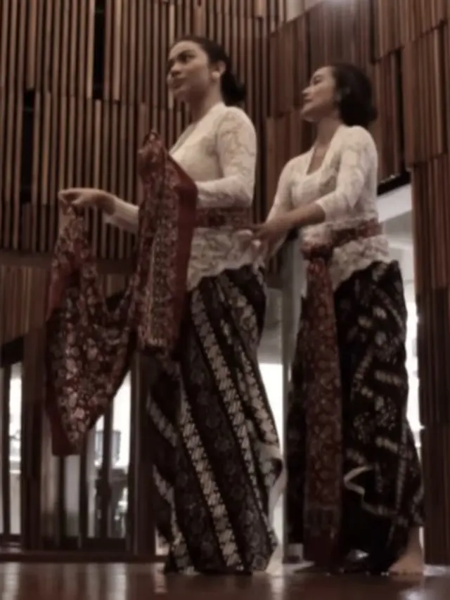 Ariel Tatum belajar tari Jawa (Instagram/arieltatum)