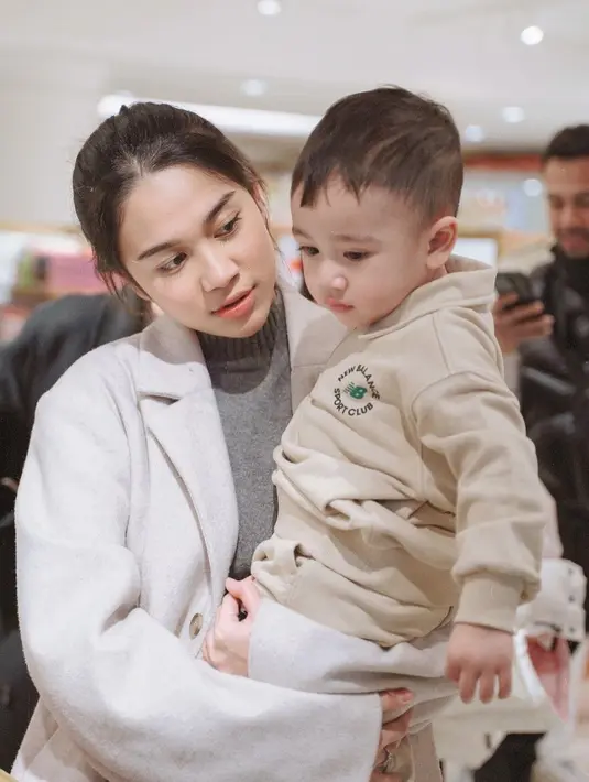 Bertemu dengan Rayyanza alias Cipung, Azizah Salsha tampil kompak dengan outfit bernuansa ivory [@azizahsalsha_]