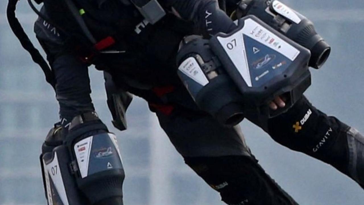 Seperti pada film 'Iron Man', para peserta akan terbang melayang dengan Jet Suit berkecepatan tinggi. Foto: REUTERS / Satish Kumar<br>