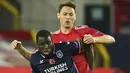 Pemain Manchester United Nemanja Matic berebut bola dengan pemain Istanbul Basaksehir Demba Ba pada pertandingan Grup H Liga Champions di Old Trafford, Manchester, Inggris, Selasa (24/11/2020). Manchester United memuncaki Grup H usai menang 4-1 atas Istanbul Basaksehir. (AP Photo/Dave Thompson)