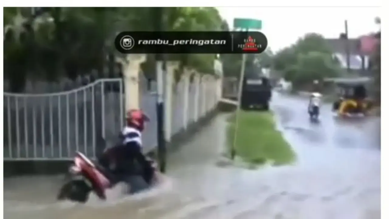 Pengendara motor terjatuh ke lobang