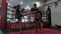 Instruktur dan pemilik Zealot Muaythai, Jeremias Luhukay di Sasana Zealot Muaythai Kelapa Gading, Minggu (08/10/2017). Latihan ini untuk persiapan bertanding padda 22 Oktober 2017. (Bola.com/Nicklas hanoatubun)