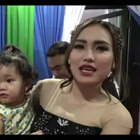 Jadwal yang luar biasa padat tidak membuat Ayu Ting Ting kurang memberikan kasih sayang dan perhatiannya kepada Bilqis putri sematawayangnya, dan inilah potret intimnya ibu dan anak tersebut.