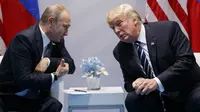 Vladimir Putin dan Donald Trump melakukan pertemuan tertutup disela-sela KTT G20 yang diadakan di Hamburg, Jerman (7/7/2017). (AP Photo/Evan Vucci)