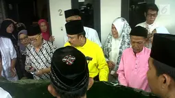 Keluarga dan kerabat dekat ketika mendoakan almarhum dr Ryan Thamrin eks presenter Dr Oz Indonesia di rumah, Pekanbaru, Jumat (08/04). Selama sakit, dr Ryan menjalani rawat jalan di salah satu rumah sakit di Malaka, Malaysia. (Liputan6.com/ M. Syukur)