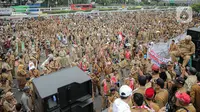 Ribuan kepala desa se-Indonesia melakukan aksi di depan Gedung DPR RI, Jakarta, Selasa (17/1/2023). Dalam aksi tersebut mereka menuntut perpanjangan masa jabatan kepala desa yang sebelumnya enam tahun menjadi sembilan tahun dan meminta DPR RI merevisi masa jabatan yang diatur dalam UU Nomor 6 Tahun 2014 tentang Desa. (Liputan6.com/Faizal Fanani)