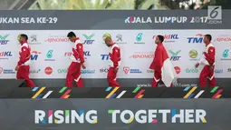 Atlet polo air putra Indonesia berjalan di atas podium saat seremoni pemberian medali pada cabang polo air putra SEA Games 2017 di National Aquatic Centre, Kuala Lumpur, Minggu (20/8). Indonesia menang 12-5 atas Filipina. (Liputan6.com/Faizal Fanani)