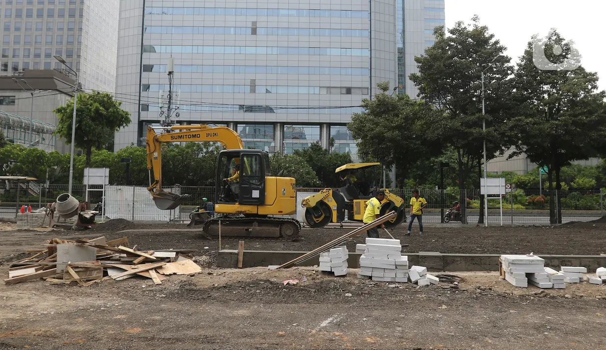Alat berat terlihat di lokasi proyek pembangunan pusat kuliner di bekas lahan parkir "Park and Ride" di kawasan MH Thamrin, Jakarta, Sabtu (14/12/2019). Pemprov DKI membangun penyedia ruang usaha mikro kecil ramah lingkungan di kawasan tersebut dengan luas 8.710 meter. (Liputan6.com/Herman Zakharia)