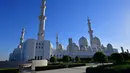 Suasana luar Masjid Agung Sheikh Zayed di ibukota UEA Abu Dhabi (15/3). Sheikh Zayed bin Sultan Al Nahyan merupakan tokoh nasional Uni Emirat Arab sekaligus pendiri Negara Uni Emirat Arab. (AFP Photo/Giuseppe Cacace)