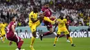 Penyerang Ekuador, Enner Valencia berebut bola dengan pemain Qatar, Hassan Al selama pertandingan Grup A Piala Dunia 2022 di Stadion Al Bayt di Al Khor, Qatar, Minggu (20/11/2022). Enner Valencia mencetak dua gol dipertandingan ini dan mengantar Ekuador menang atas Qatar 2-0.  (AP Photo/Manu Fernandez)