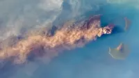 Penampakan jejak abu vulkanis Gunung Anak Krakatau yang tertangkap kamera satelit NASA pada 24 September 2018 (NASA)