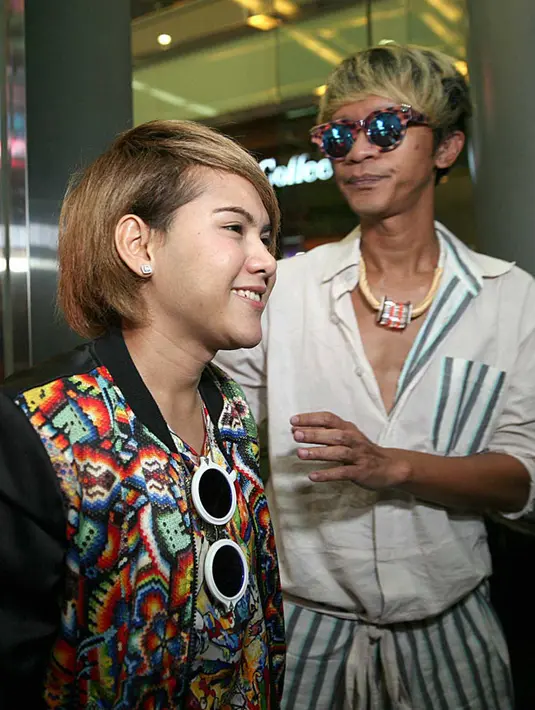 "Aku nggak datang sama Kak Aming. Dia nyamperin aku yang datang dengan teman-temannya kak Aming," ucap Evelyn. (Nurwahyunan/Bintang.com)