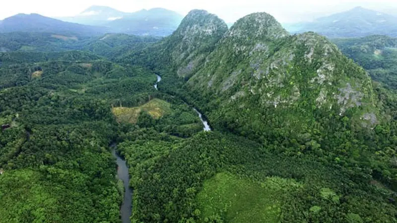 6 Destinasi Wisata Berpemandangan Menakjubkan yang Jadi Bukti Indonesia is Wonderland