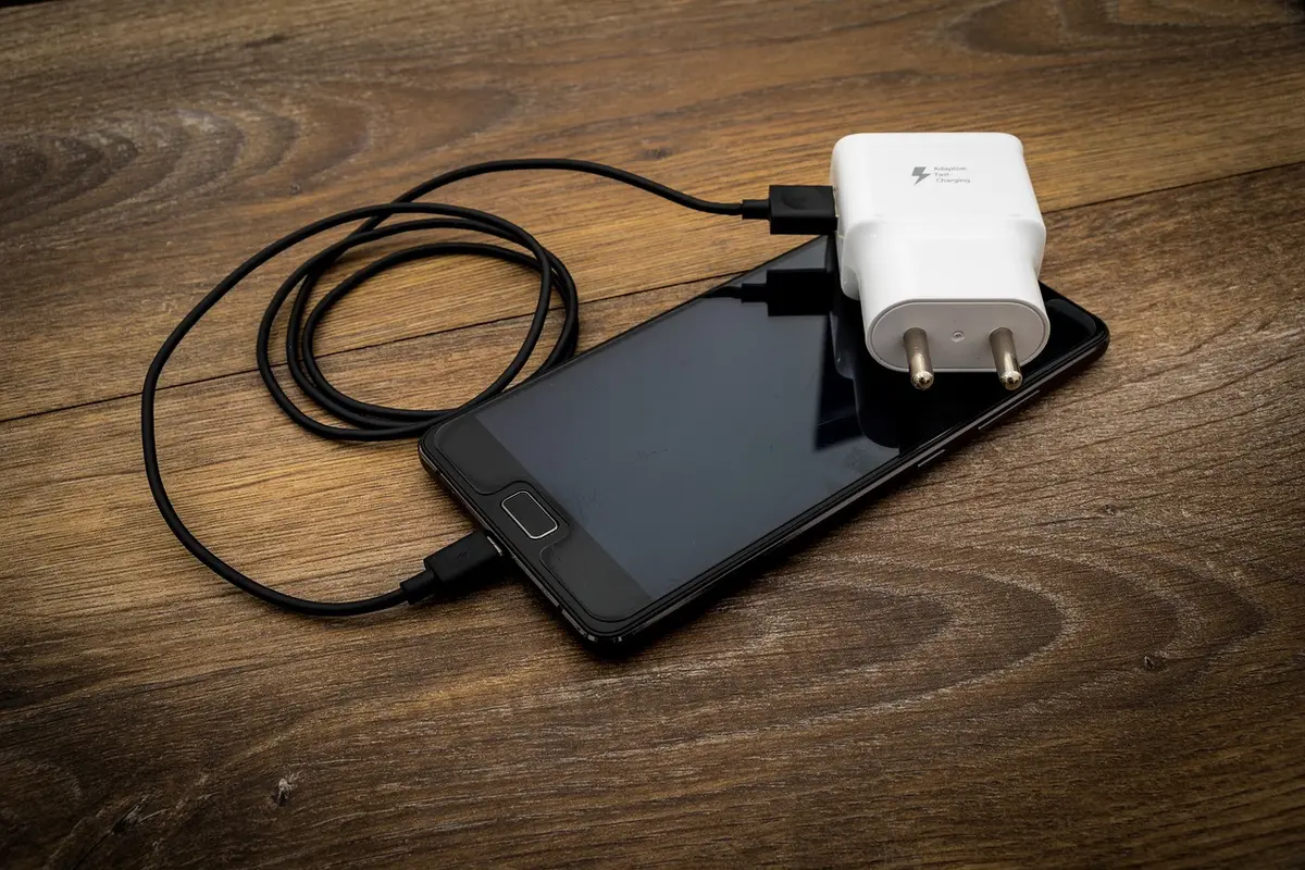 Ilustrasi charger, pengisi daya. Kredit: Mahesh Patel via Pixabay