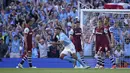 Selebrasi gelandang Manchester City, Rodrigo (tengah) setelah mencetak gol ketiga timnya ke gawang West Ham United pada laga pekan terakhir Liga Inggris 2023/2024 di Etihad Stadium, Manchester, Minggu (19/5/2024). (AP Photo/Dave Thompson)