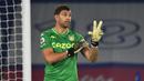 2. Emiliano Martinez (Aston Villa) - Emiliano Martinez tampil apik dalam menjaga mistar gawang Aston Villa di awal kompetisi Liga Inggris. Kiper berusia 28 tahun memiliki catatan 22 penyelamatan dan 4 clean sheets dari 7 penampilannya. (AFP/Rui Vieira/pool)