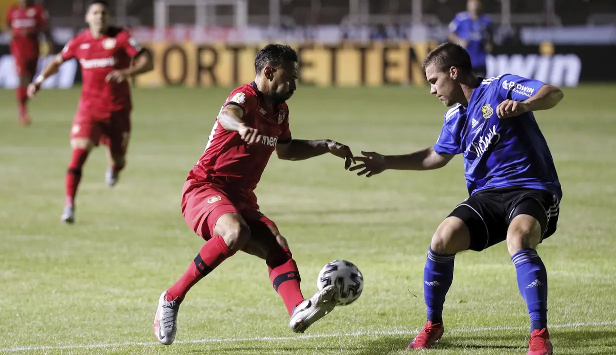 Pemain Bayer Leverkusen, Karim Bellarabi, berusaha melewati pemain FC Saarbruecken, Anthony Barylla, pada laga Piala Jerman di di Stadion Hermann Neuberger, Voelklingen, Selasa (9/6/2020). Bayer Leverkusen menang 3-0 atas FC Saarbruecken. (AP/Ronald Wittek)