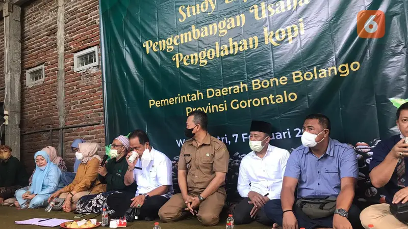 Pemda Bonebol saat mendatangi Desa Toyomarto Kecamatan Singosari, Kabupaten Malang penghasil kopi Wonosantri (Arfandi Ibrahim Liputan6.cm)